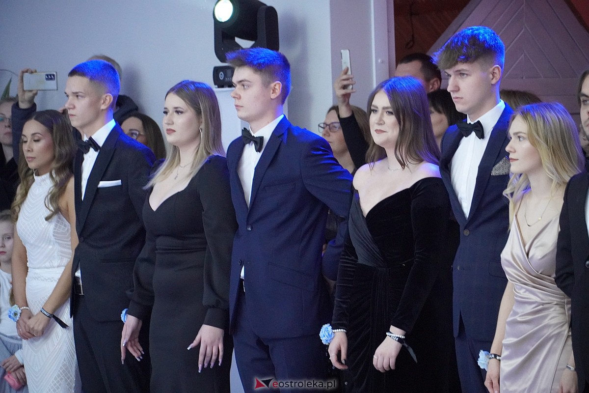 Studniówka 2024 w III Liceum Ogólnokształcącym im. Unii Europejskiej w Ostrołęce [06.01.2024] - zdjęcie #300 - eOstroleka.pl