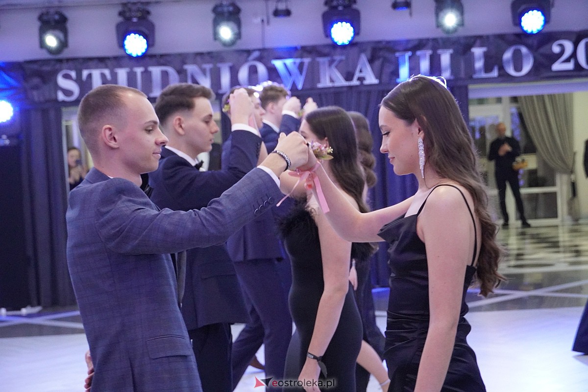 Studniówka 2024 w III Liceum Ogólnokształcącym im. Unii Europejskiej w Ostrołęce [06.01.2024] - zdjęcie #271 - eOstroleka.pl