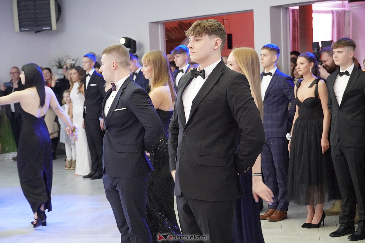 Studniówka 2024 w III Liceum Ogólnokształcącym im. Unii Europejskiej w Ostrołęce [06.01.2024] - zdjęcie #263 - eOstroleka.pl