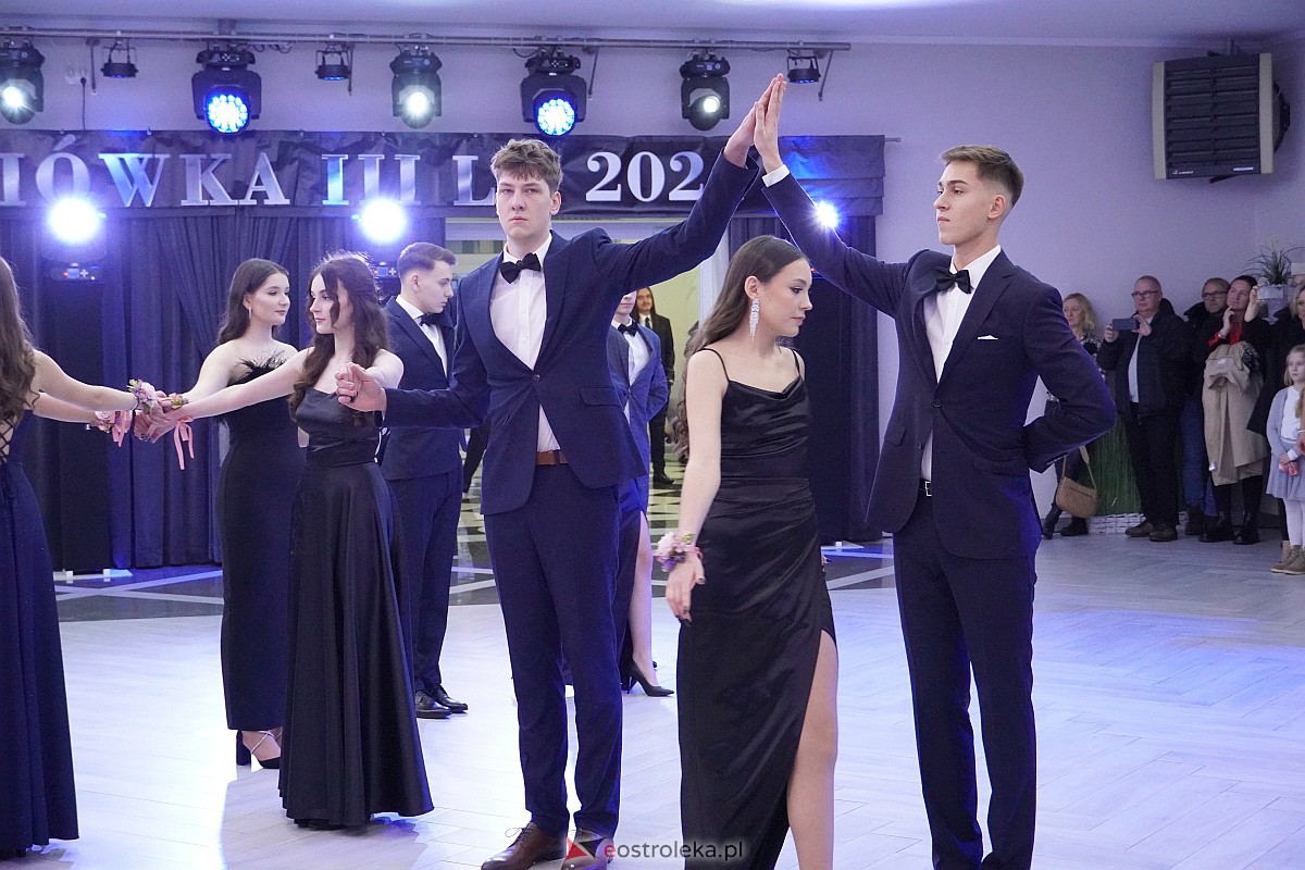 Studniówka 2024 w III Liceum Ogólnokształcącym im. Unii Europejskiej w Ostrołęce [06.01.2024] - zdjęcie #235 - eOstroleka.pl