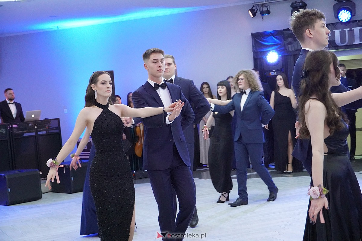 Studniówka 2024 w III Liceum Ogólnokształcącym im. Unii Europejskiej w Ostrołęce [06.01.2024] - zdjęcie #202 - eOstroleka.pl