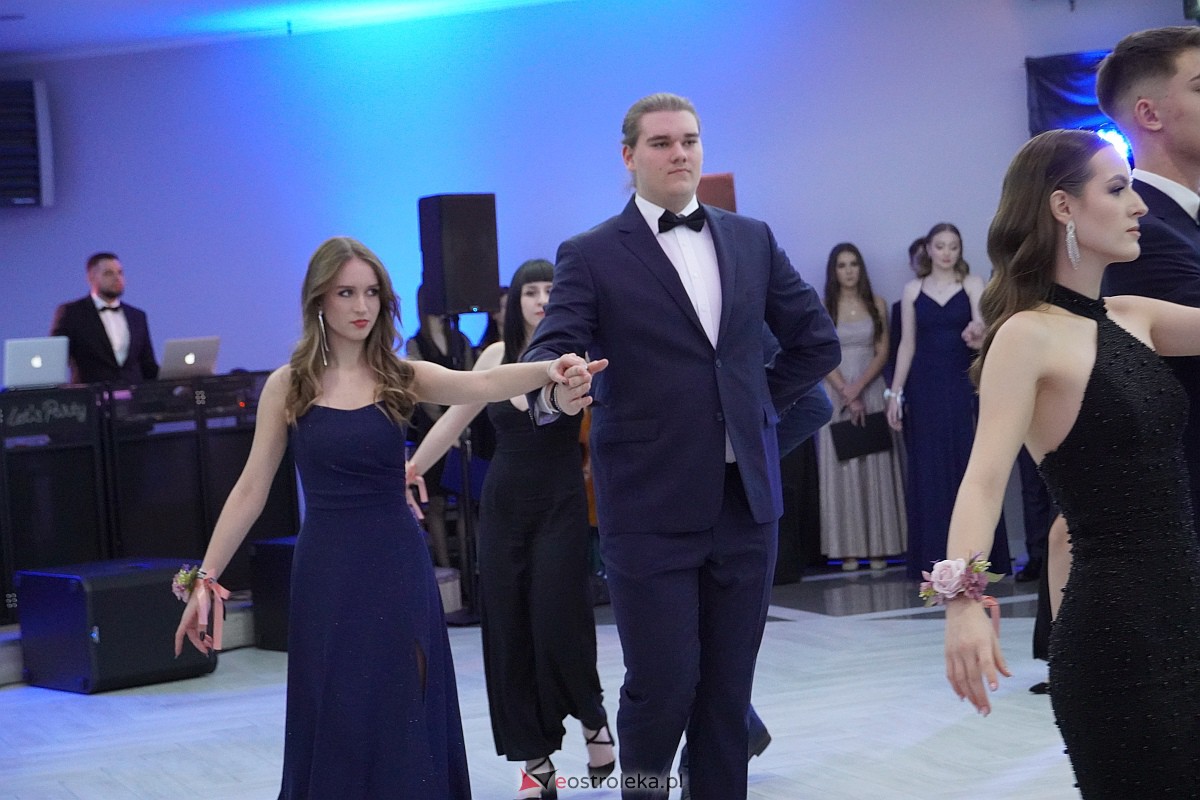 Studniówka 2024 w III Liceum Ogólnokształcącym im. Unii Europejskiej w Ostrołęce [06.01.2024] - zdjęcie #199 - eOstroleka.pl