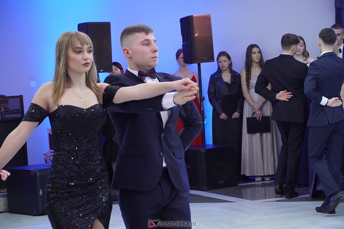 Studniówka 2024 w III Liceum Ogólnokształcącym im. Unii Europejskiej w Ostrołęce [06.01.2024] - zdjęcie #195 - eOstroleka.pl