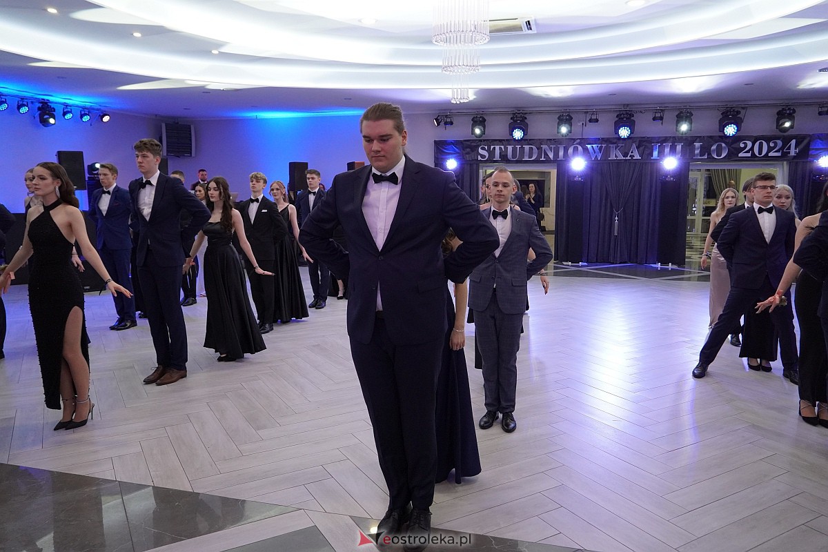 Studniówka 2024 w III Liceum Ogólnokształcącym im. Unii Europejskiej w Ostrołęce [06.01.2024] - zdjęcie #180 - eOstroleka.pl