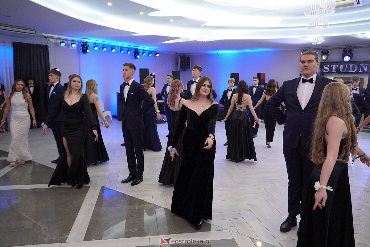 Studniówka 2024 w III Liceum Ogólnokształcącym im. Unii Europejskiej w Ostrołęce [06.01.2024] - zdjęcie #316 - eOstroleka.pl