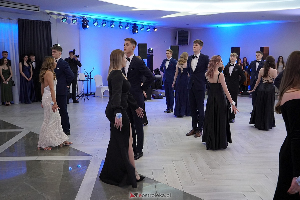 Studniówka 2024 w III Liceum Ogólnokształcącym im. Unii Europejskiej w Ostrołęce [06.01.2024] - zdjęcie #310 - eOstroleka.pl