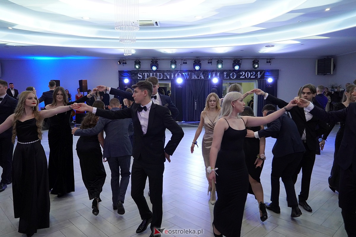Studniówka 2024 w III Liceum Ogólnokształcącym im. Unii Europejskiej w Ostrołęce [06.01.2024] - zdjęcie #295 - eOstroleka.pl