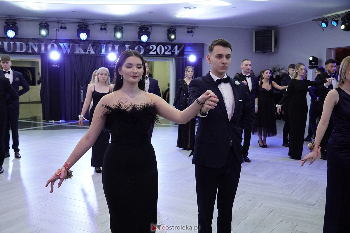 Studniówka 2024 w III Liceum Ogólnokształcącym im. Unii Europejskiej w Ostrołęce [06.01.2024] - zdjęcie #286 - eOstroleka.pl
