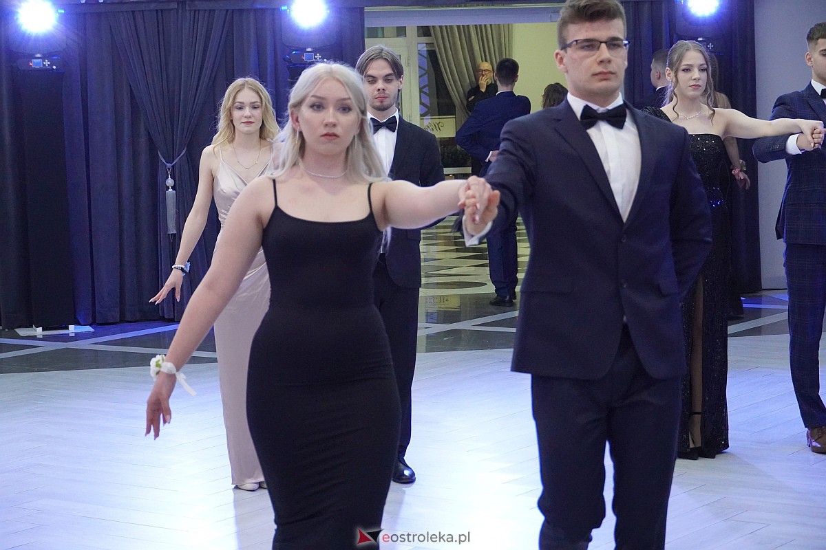 Studniówka 2024 w III Liceum Ogólnokształcącym im. Unii Europejskiej w Ostrołęce [06.01.2024] - zdjęcie #283 - eOstroleka.pl