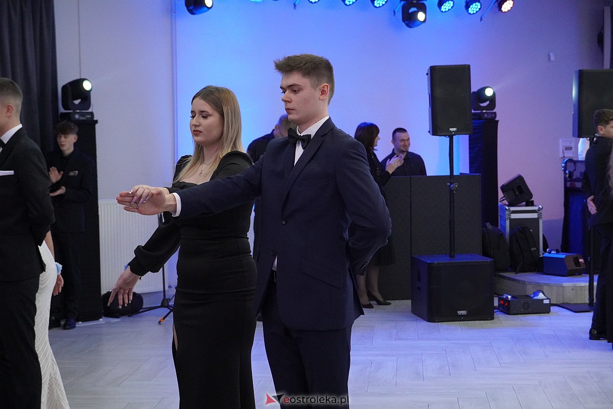 Studniówka 2024 w III Liceum Ogólnokształcącym im. Unii Europejskiej w Ostrołęce [06.01.2024] - zdjęcie #252 - eOstroleka.pl