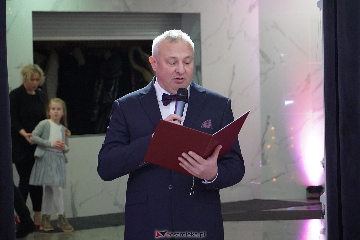 Studniówka 2024 w III Liceum Ogólnokształcącym im. Unii Europejskiej w Ostrołęce [06.01.2024] - zdjęcie #236 - eOstroleka.pl