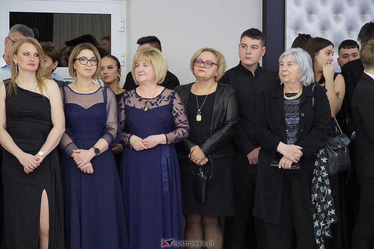 Studniówka 2024 w III Liceum Ogólnokształcącym im. Unii Europejskiej w Ostrołęce [06.01.2024] - zdjęcie #221 - eOstroleka.pl