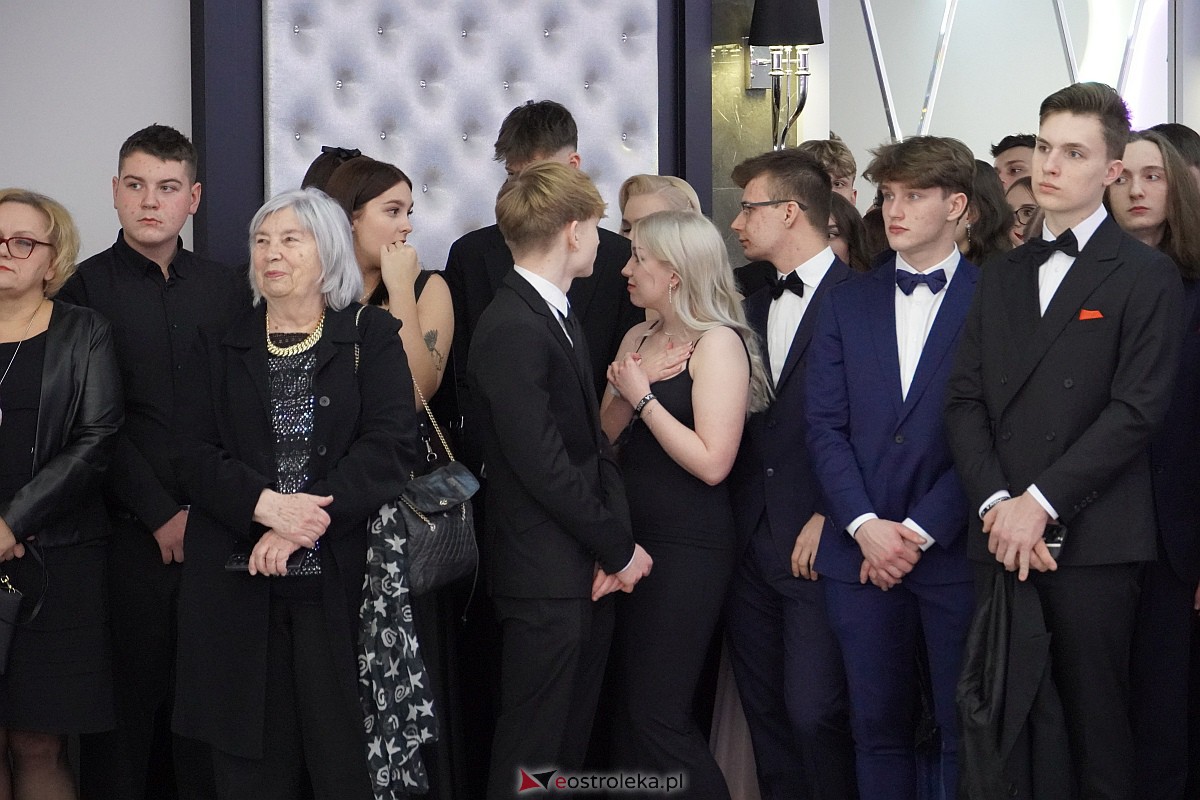 Studniówka 2024 w III Liceum Ogólnokształcącym im. Unii Europejskiej w Ostrołęce [06.01.2024] - zdjęcie #218 - eOstroleka.pl