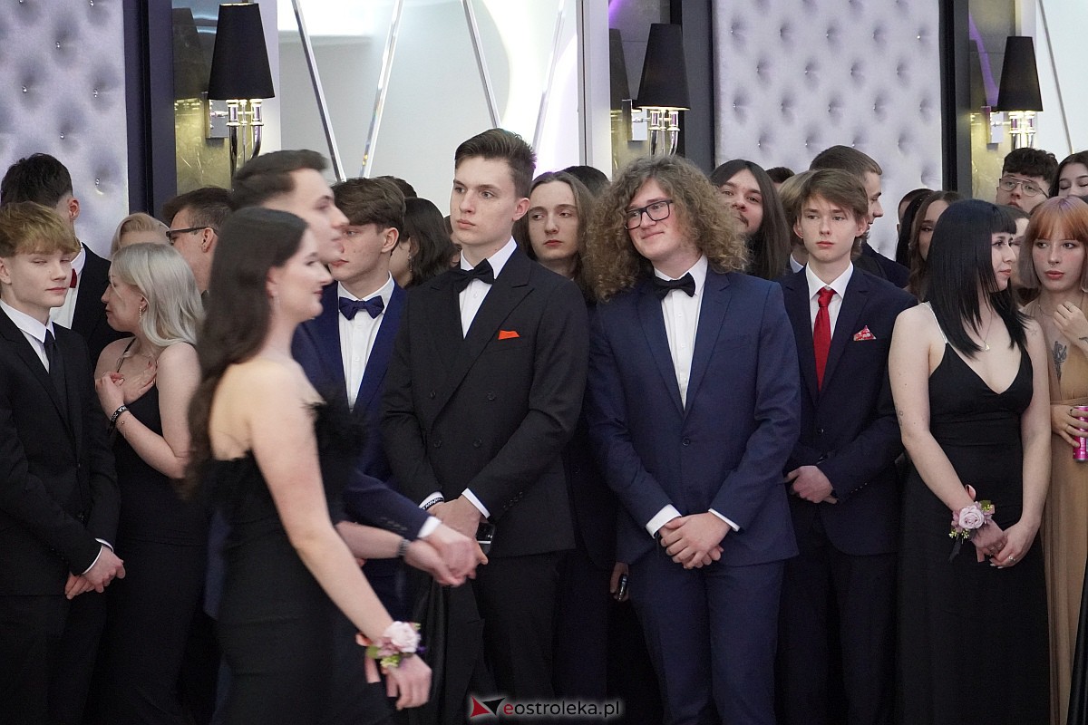 Studniówka 2024 w III Liceum Ogólnokształcącym im. Unii Europejskiej w Ostrołęce [06.01.2024] - zdjęcie #215 - eOstroleka.pl