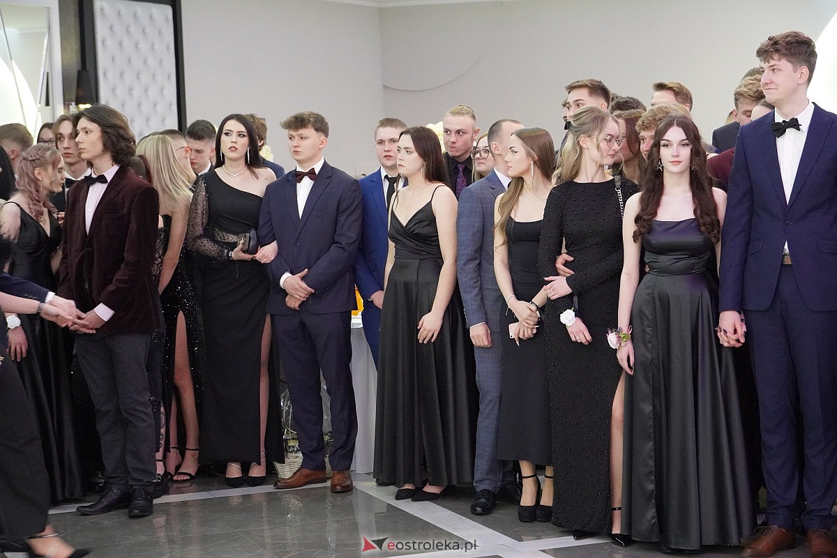 Studniówka 2024 w III Liceum Ogólnokształcącym im. Unii Europejskiej w Ostrołęce [06.01.2024] - zdjęcie #212 - eOstroleka.pl