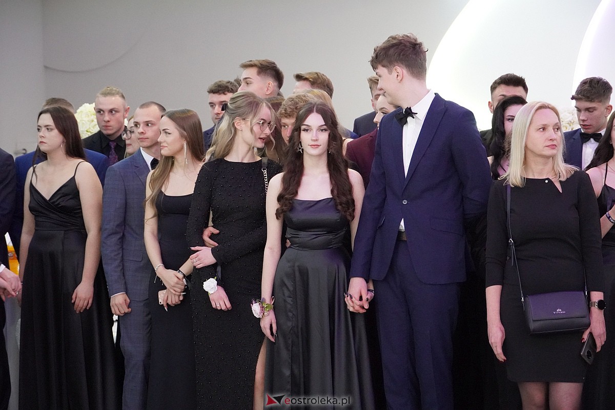 Studniówka 2024 w III Liceum Ogólnokształcącym im. Unii Europejskiej w Ostrołęce [06.01.2024] - zdjęcie #209 - eOstroleka.pl