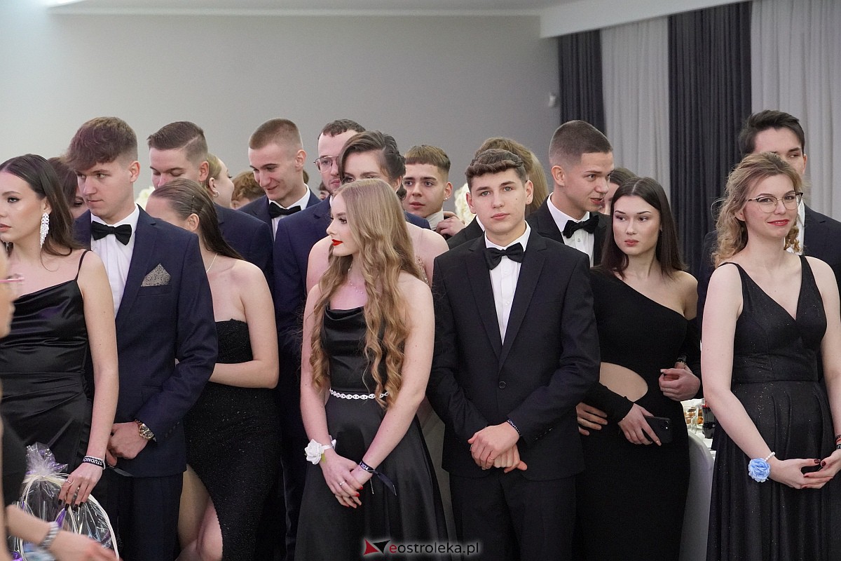 Studniówka 2024 w III Liceum Ogólnokształcącym im. Unii Europejskiej w Ostrołęce [06.01.2024] - zdjęcie #203 - eOstroleka.pl