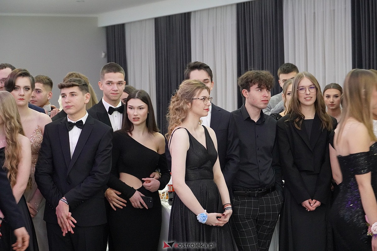 Studniówka 2024 w III Liceum Ogólnokształcącym im. Unii Europejskiej w Ostrołęce [06.01.2024] - zdjęcie #200 - eOstroleka.pl