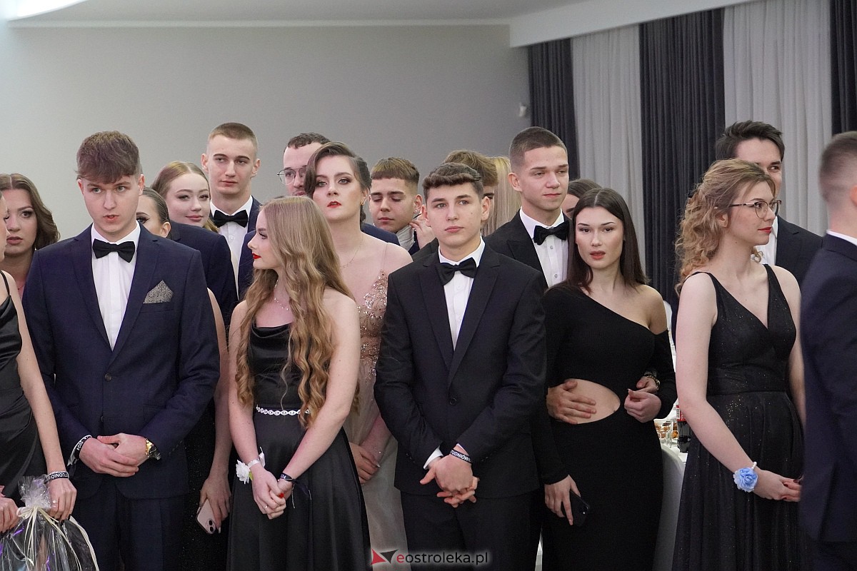 Studniówka 2024 w III Liceum Ogólnokształcącym im. Unii Europejskiej w Ostrołęce [06.01.2024] - zdjęcie #198 - eOstroleka.pl