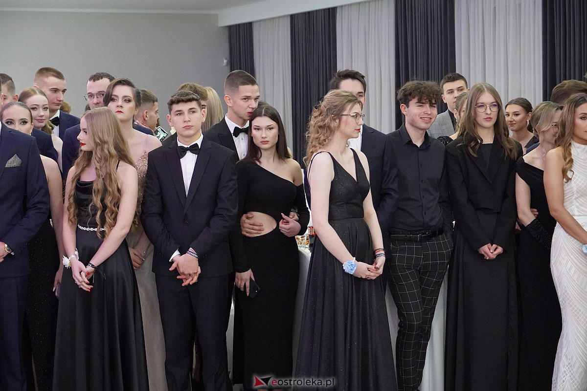 Studniówka 2024 w III Liceum Ogólnokształcącym im. Unii Europejskiej w Ostrołęce [06.01.2024] - zdjęcie #196 - eOstroleka.pl