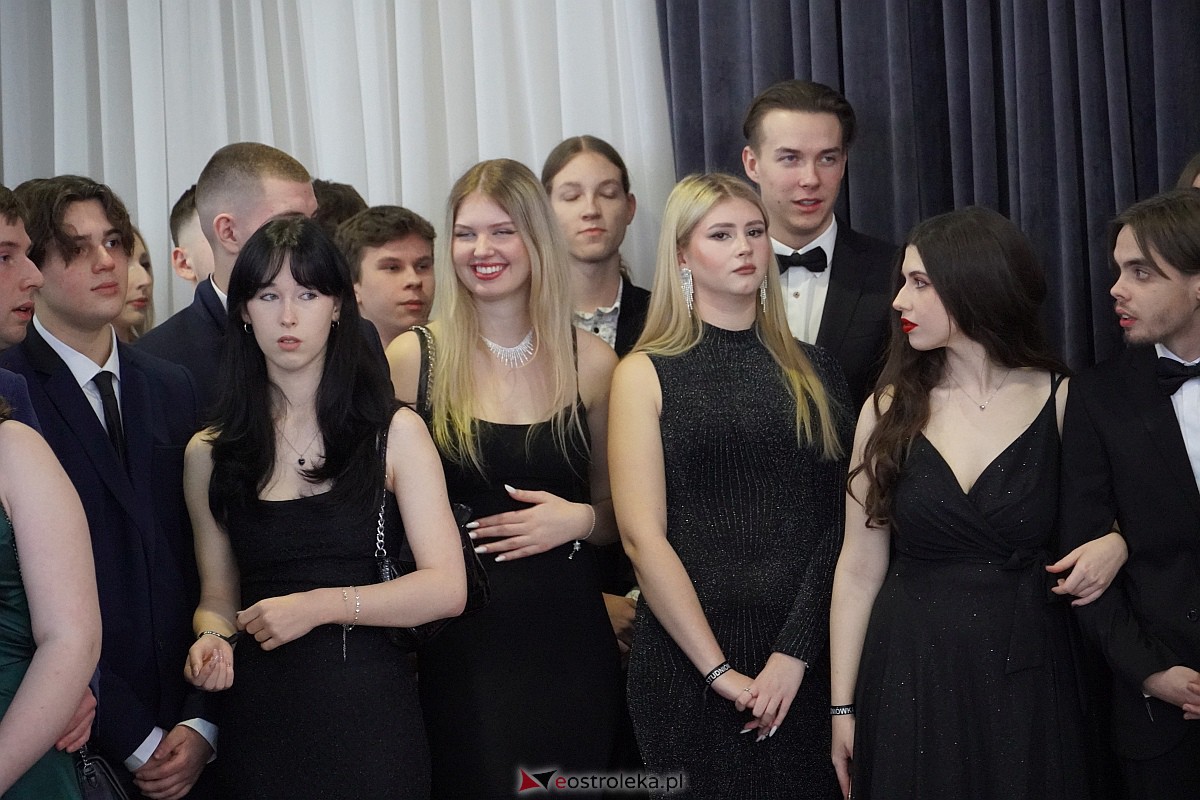 Studniówka 2024 w III Liceum Ogólnokształcącym im. Unii Europejskiej w Ostrołęce [06.01.2024] - zdjęcie #187 - eOstroleka.pl