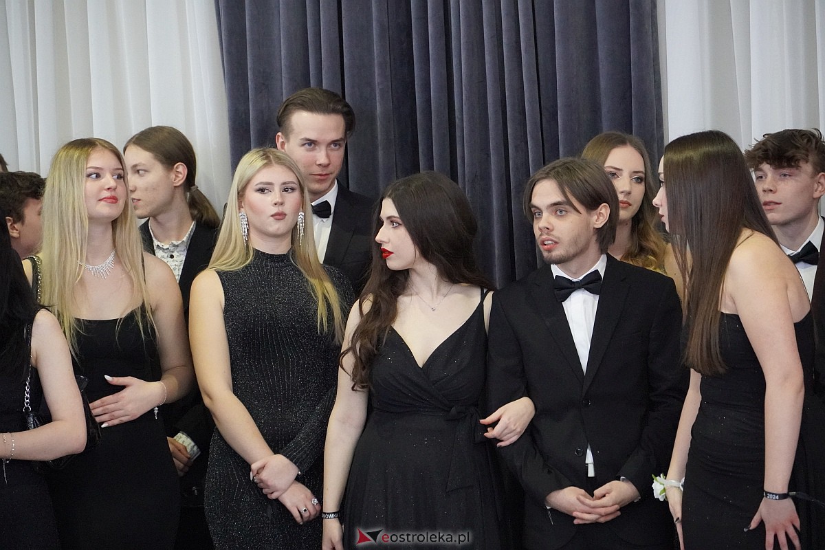 Studniówka 2024 w III Liceum Ogólnokształcącym im. Unii Europejskiej w Ostrołęce [06.01.2024] - zdjęcie #185 - eOstroleka.pl