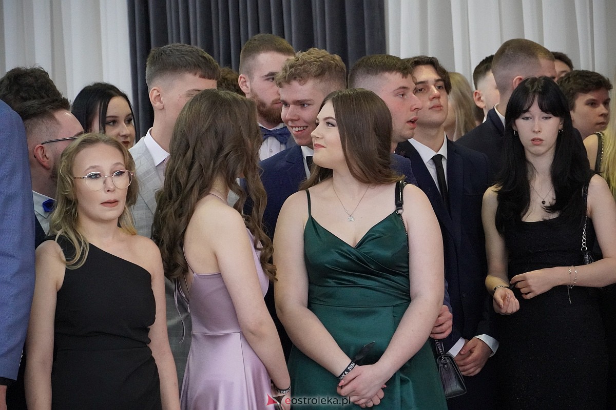 Studniówka 2024 w III Liceum Ogólnokształcącym im. Unii Europejskiej w Ostrołęce [06.01.2024] - zdjęcie #183 - eOstroleka.pl