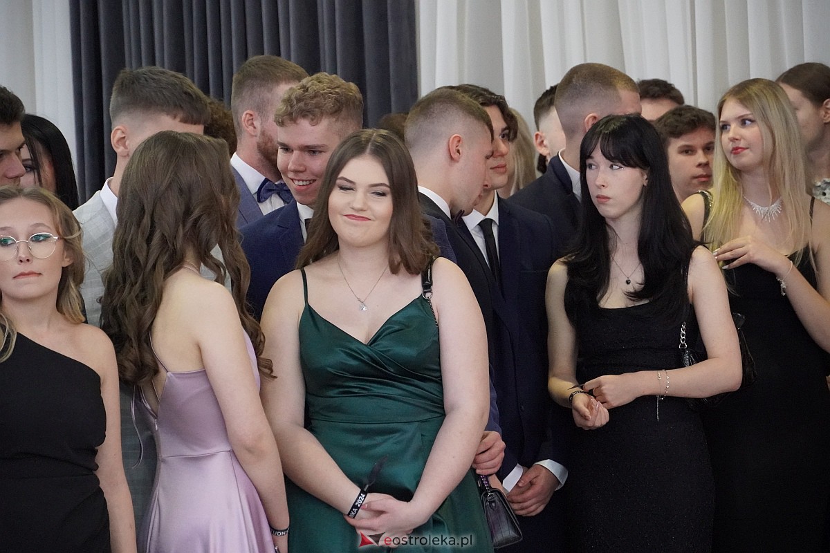 Studniówka 2024 w III Liceum Ogólnokształcącym im. Unii Europejskiej w Ostrołęce [06.01.2024] - zdjęcie #181 - eOstroleka.pl
