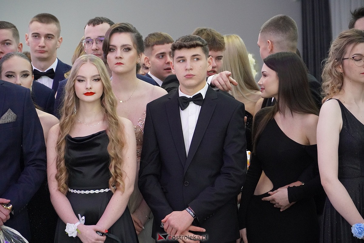 Studniówka 2024 w III Liceum Ogólnokształcącym im. Unii Europejskiej w Ostrołęce [06.01.2024] - zdjęcie #177 - eOstroleka.pl
