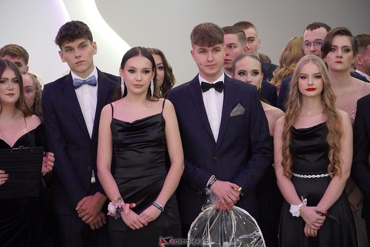 Studniówka 2024 w III Liceum Ogólnokształcącym im. Unii Europejskiej w Ostrołęce [06.01.2024] - zdjęcie #176 - eOstroleka.pl