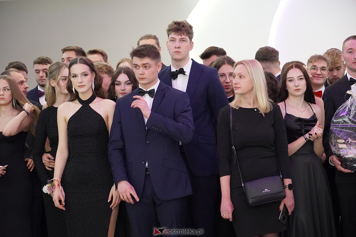 Studniówka 2024 w III Liceum Ogólnokształcącym im. Unii Europejskiej w Ostrołęce [06.01.2024] - zdjęcie #175 - eOstroleka.pl