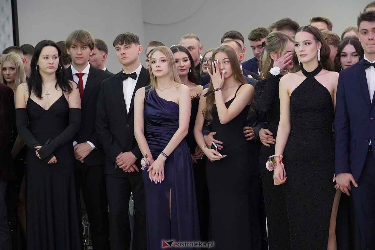 Studniówka 2024 w III Liceum Ogólnokształcącym im. Unii Europejskiej w Ostrołęce [06.01.2024] - zdjęcie #174 - eOstroleka.pl