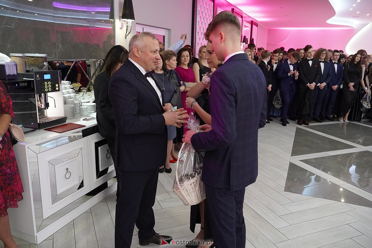 Studniówka 2024 w III Liceum Ogólnokształcącym im. Unii Europejskiej w Ostrołęce [06.01.2024] - zdjęcie #170 - eOstroleka.pl