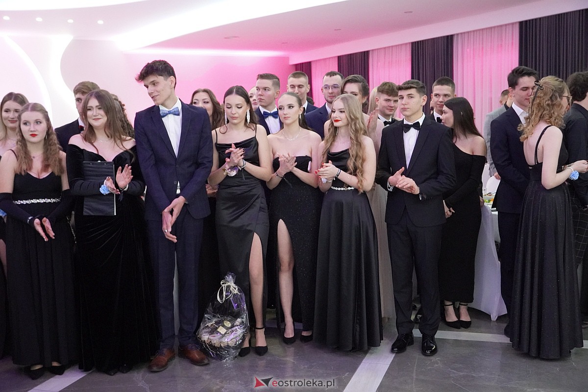 Studniówka 2024 w III Liceum Ogólnokształcącym im. Unii Europejskiej w Ostrołęce [06.01.2024] - zdjęcie #163 - eOstroleka.pl