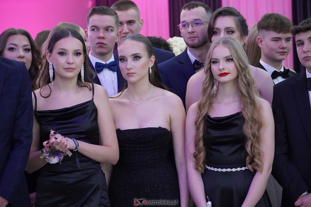 Studniówka 2024 w III Liceum Ogólnokształcącym im. Unii Europejskiej w Ostrołęce [06.01.2024] - zdjęcie #157 - eOstroleka.pl