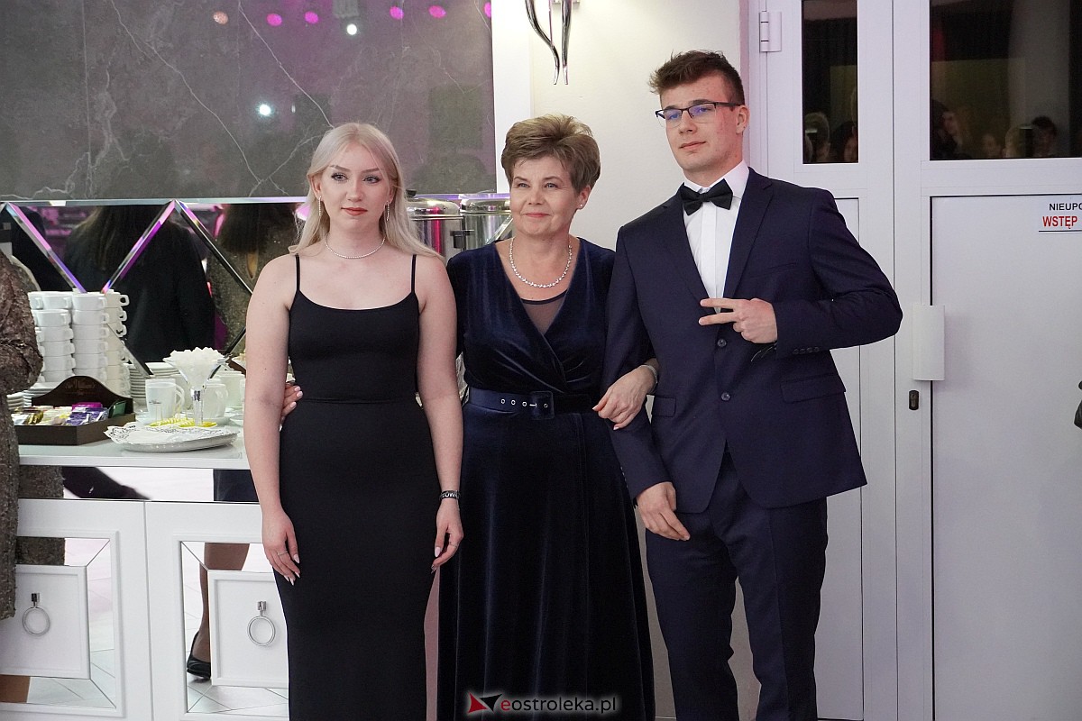 Studniówka 2024 w III Liceum Ogólnokształcącym im. Unii Europejskiej w Ostrołęce [06.01.2024] - zdjęcie #154 - eOstroleka.pl