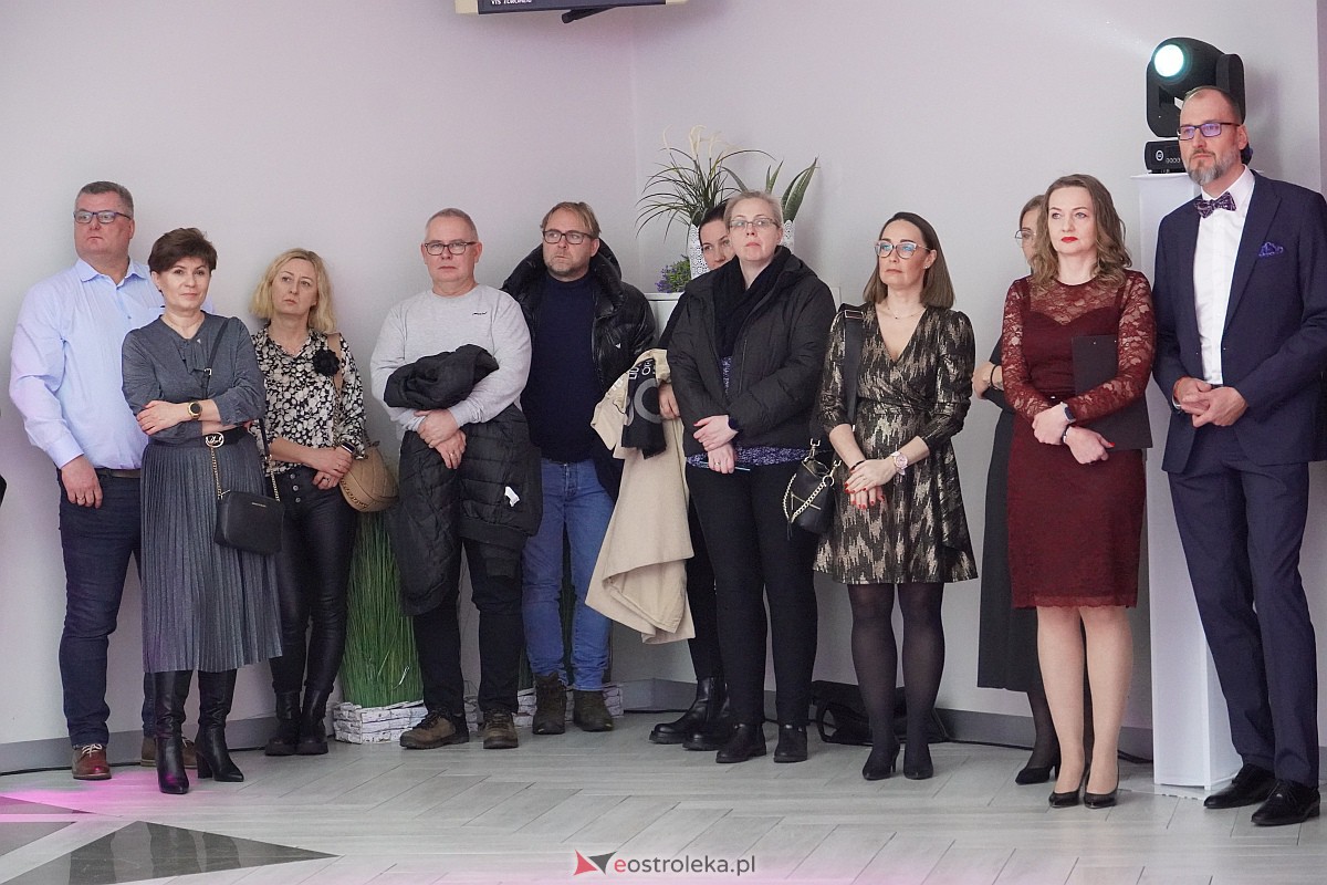 Studniówka 2024 w III Liceum Ogólnokształcącym im. Unii Europejskiej w Ostrołęce [06.01.2024] - zdjęcie #257 - eOstroleka.pl