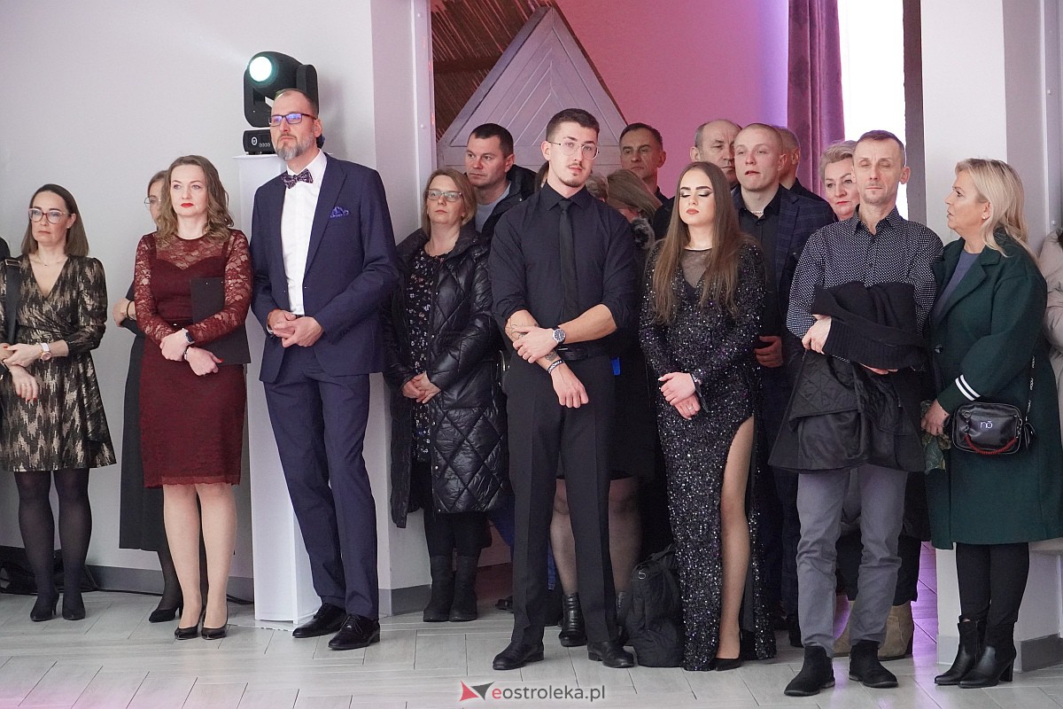 Studniówka 2024 w III Liceum Ogólnokształcącym im. Unii Europejskiej w Ostrołęce [06.01.2024] - zdjęcie #253 - eOstroleka.pl