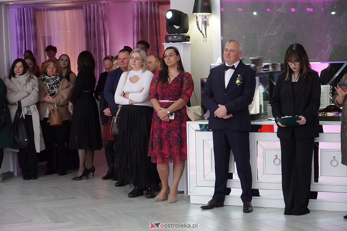 Studniówka 2024 w III Liceum Ogólnokształcącym im. Unii Europejskiej w Ostrołęce [06.01.2024] - zdjęcie #241 - eOstroleka.pl