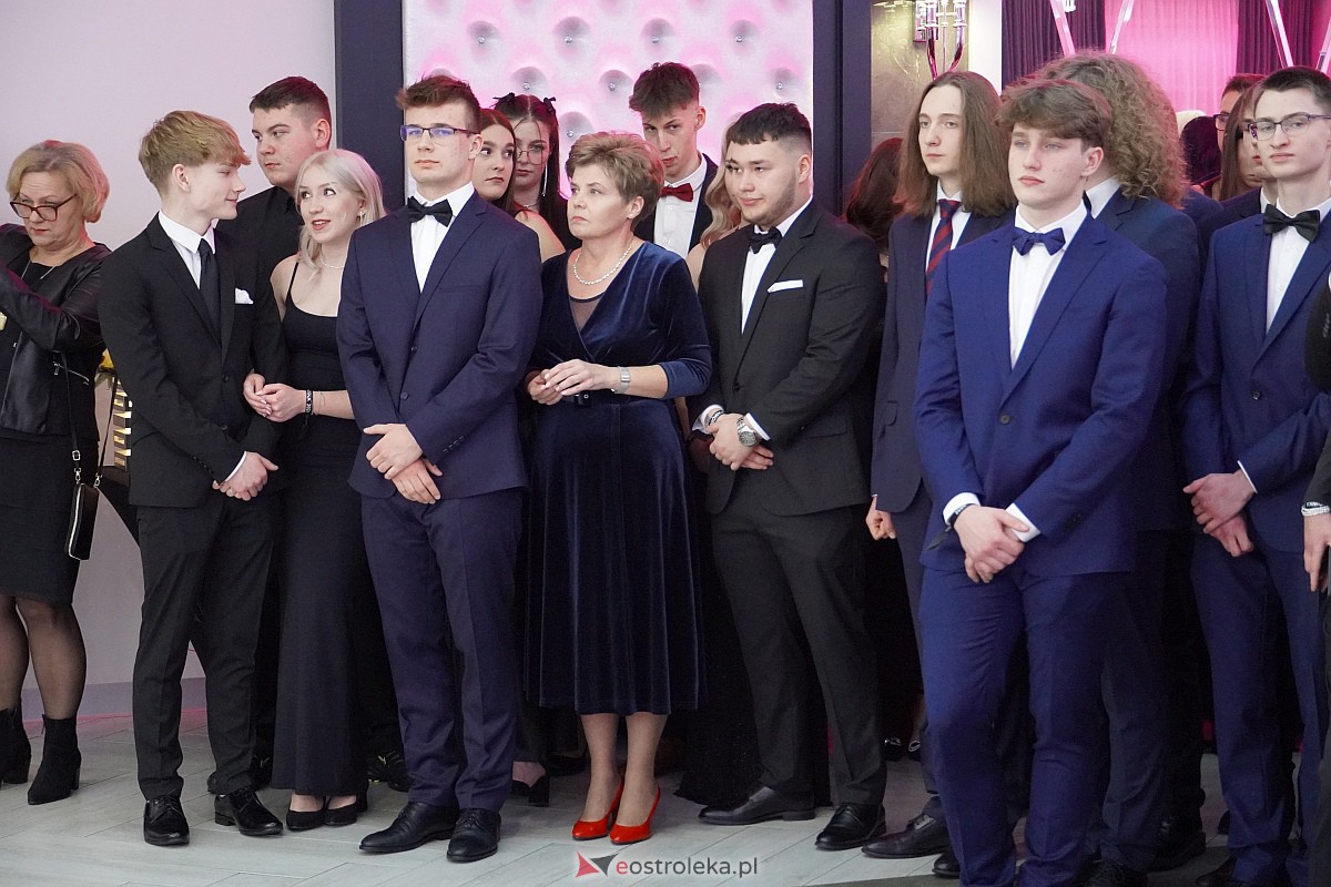 Studniówka 2024 w III Liceum Ogólnokształcącym im. Unii Europejskiej w Ostrołęce [06.01.2024] - zdjęcie #237 - eOstroleka.pl