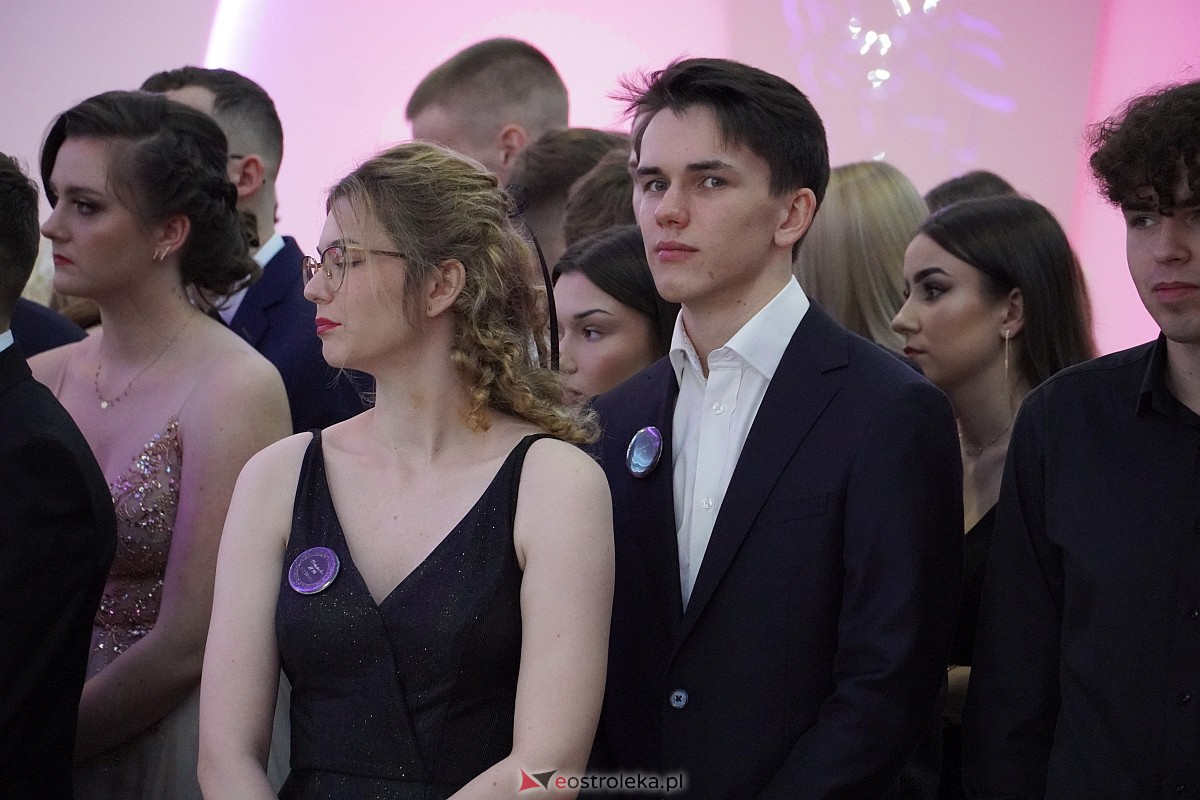 Studniówka 2024 w III Liceum Ogólnokształcącym im. Unii Europejskiej w Ostrołęce [06.01.2024] - zdjęcie #222 - eOstroleka.pl