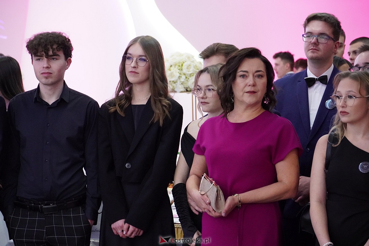 Studniówka 2024 w III Liceum Ogólnokształcącym im. Unii Europejskiej w Ostrołęce [06.01.2024] - zdjęcie #219 - eOstroleka.pl
