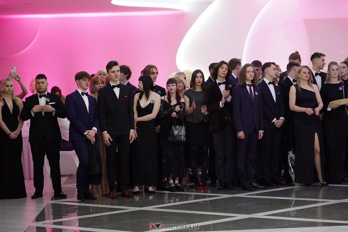 Studniówka 2024 w III Liceum Ogólnokształcącym im. Unii Europejskiej w Ostrołęce [06.01.2024] - zdjęcie #210 - eOstroleka.pl