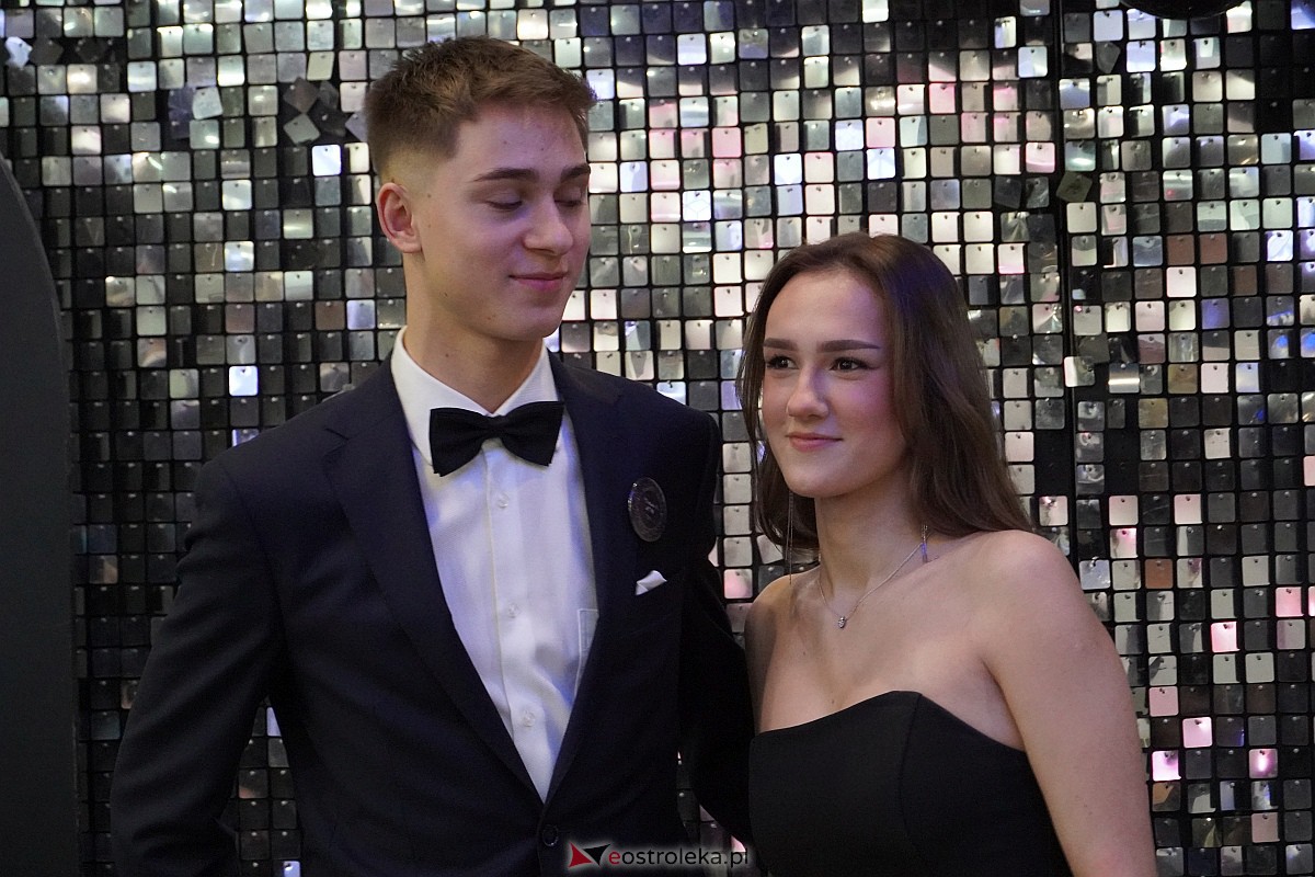Studniówka 2024 w III Liceum Ogólnokształcącym im. Unii Europejskiej w Ostrołęce [06.01.2024] - zdjęcie #207 - eOstroleka.pl