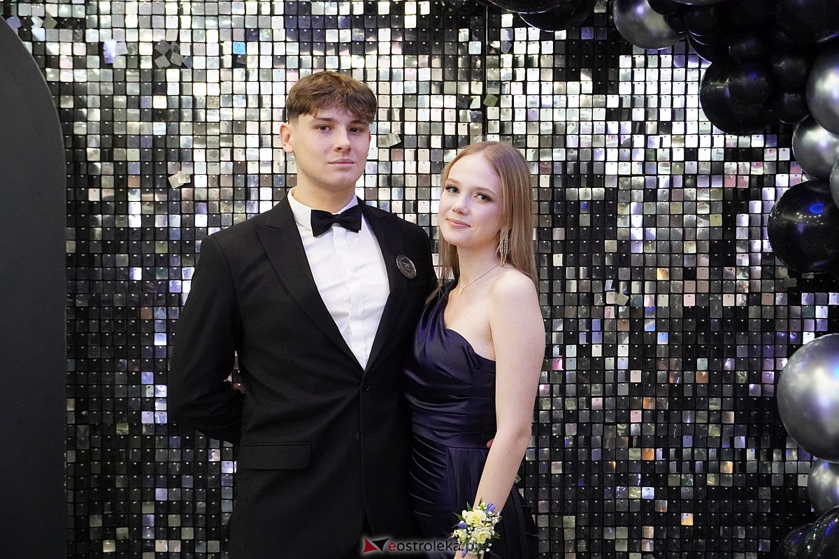 Studniówka 2024 w III Liceum Ogólnokształcącym im. Unii Europejskiej w Ostrołęce [06.01.2024] - zdjęcie #204 - eOstroleka.pl