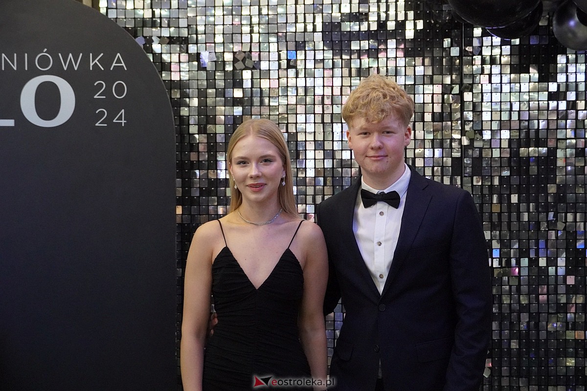 Studniówka 2024 w III Liceum Ogólnokształcącym im. Unii Europejskiej w Ostrołęce [06.01.2024] - zdjęcie #201 - eOstroleka.pl