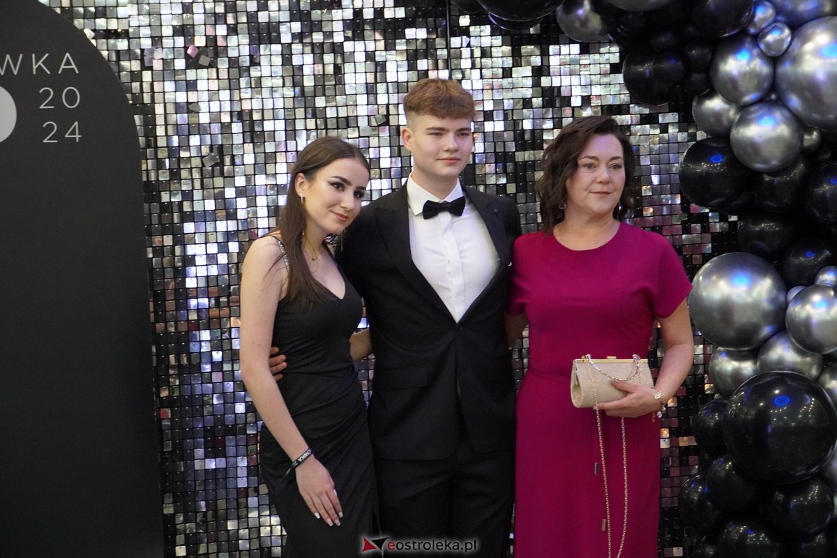 Studniówka 2024 w III Liceum Ogólnokształcącym im. Unii Europejskiej w Ostrołęce [06.01.2024] - zdjęcie #152 - eOstroleka.pl