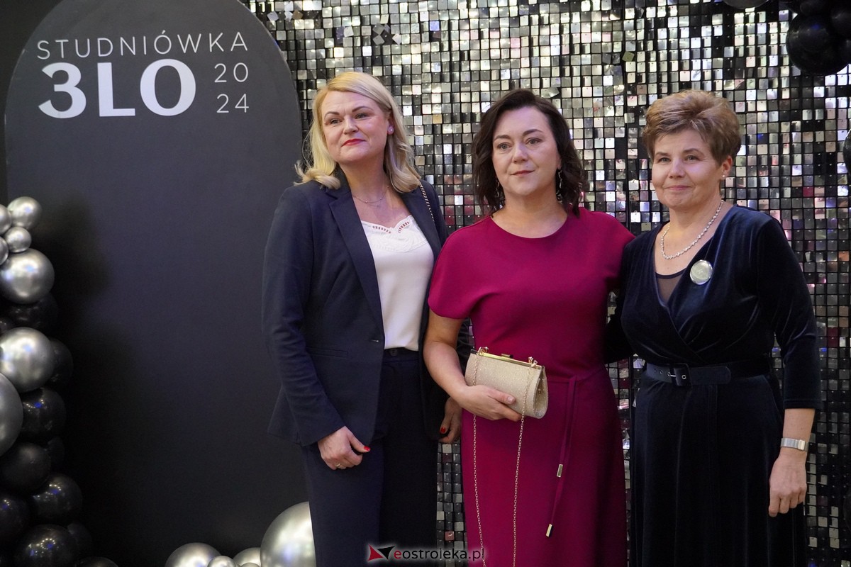 Studniówka 2024 w III Liceum Ogólnokształcącym im. Unii Europejskiej w Ostrołęce [06.01.2024] - zdjęcie #149 - eOstroleka.pl