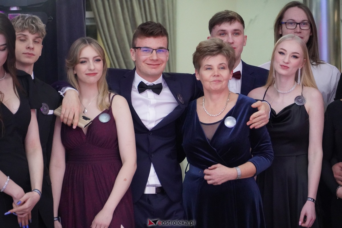 Studniówka 2024 w III Liceum Ogólnokształcącym im. Unii Europejskiej w Ostrołęce [06.01.2024] - zdjęcie #148 - eOstroleka.pl