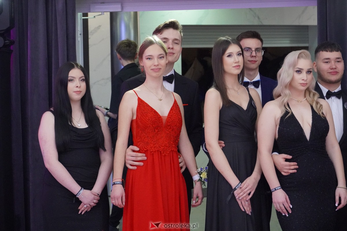 Studniówka 2024 w III Liceum Ogólnokształcącym im. Unii Europejskiej w Ostrołęce [06.01.2024] - zdjęcie #146 - eOstroleka.pl